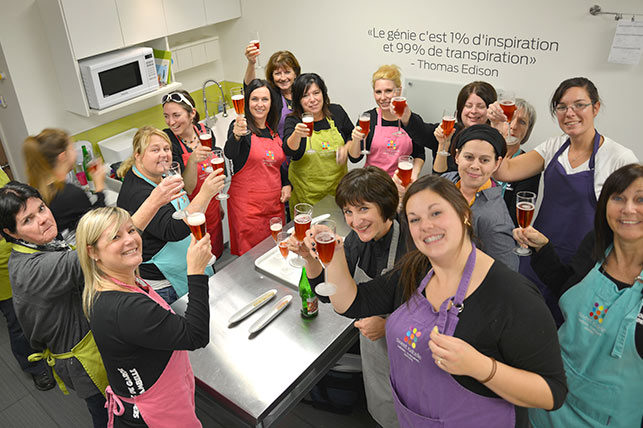 Un groupe de femmes célébre leur party de bureau chez Sweet Isabelle