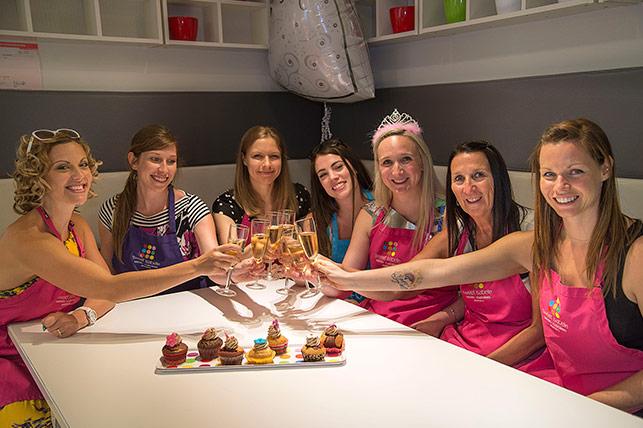 Des femmes célèbrent un bachelorette party chez Sweet Isabelle